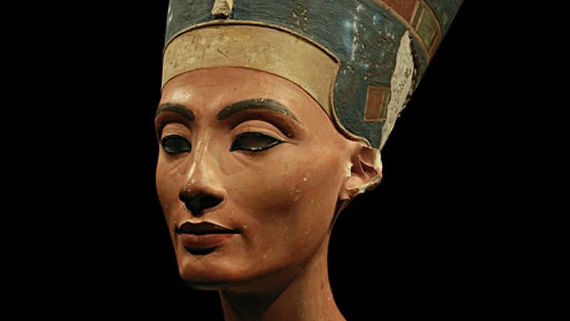 Busto de Nefertiti, localizado no Neues Museum, em Berlim, Alemanha - Philip Pikart via Wikimedia Commons