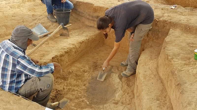 Pesquisadores analisam espaço de produção de minério - Talia Abulafia / Autoridade de Antiguidades de Israel