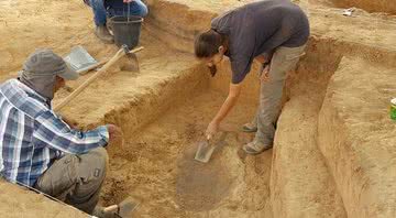 Pesquisadores analisam espaço de produção de minério - Talia Abulafia / Autoridade de Antiguidades de Israel