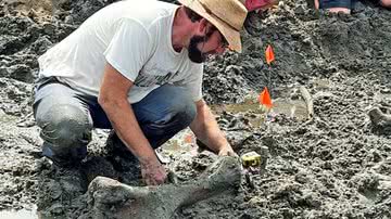 Dr. Cory Redman avaliando o osso encontrado - Divulgação / Grand Rapids Public Museum