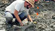 Dr. Cory Redman avaliando o osso encontrado - Divulgação / Grand Rapids Public Museum