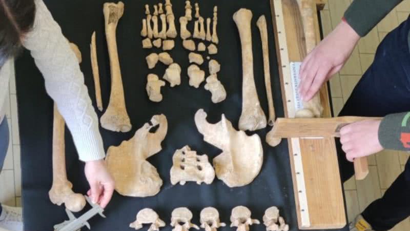 Antropólogos analisando esqueleto arqueológico encontrado em Milão - Divulgação/Lucie Biehler-Gomez