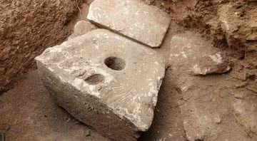 Assento sanitário encontrado em Jerusalém - Yoli Schwart/The Israel Antiquities Authority