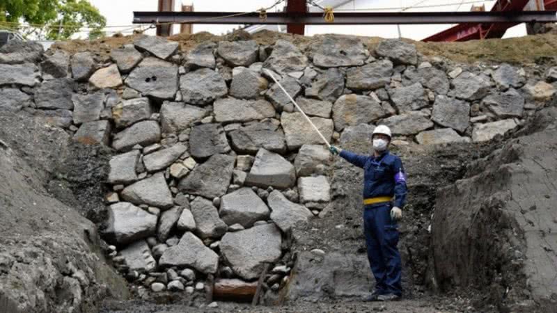 Parede de pedra descoberta em Tóquio, Japão - Divulgação/Mainichi - Natsuki Nishi