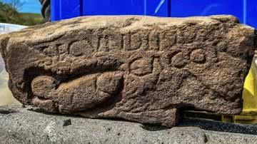 Fotografia da pedra grafitada - Divulgação/ Vindolanda Trust