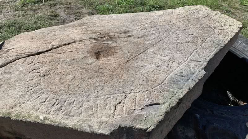 A pedra rúnica encontrada em Västervik, Suécia - Divulgação/Museu Västervik