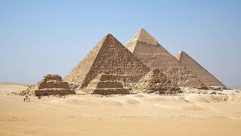 Fotografia das três pirâmides de Gizé, a maior delas no meio. - Wikimedia Commons