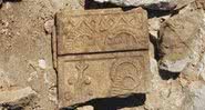 A placa de pedra descoberta - Divulgação