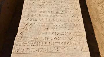 A placa de pedra descoberta no Egito - Divulgação/Facebook/Ministério do Turismo e Antiguidades do Egito