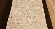 A placa de pedra descoberta no Egito - Divulgação/Facebook/Ministério do Turismo e Antiguidades do Egito