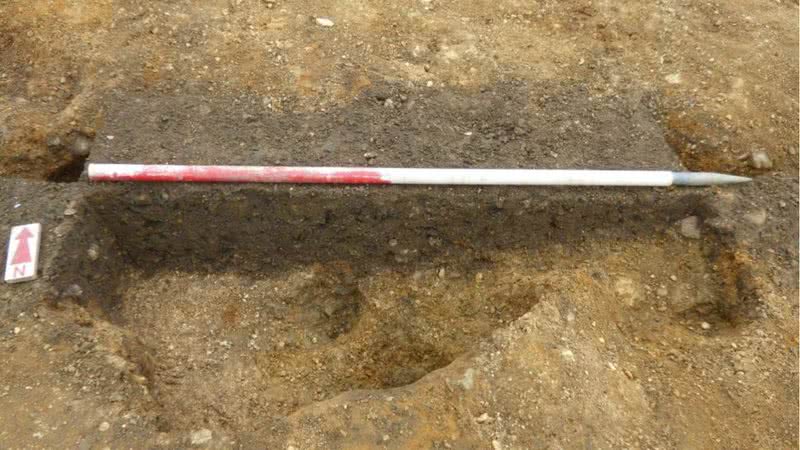 Parte da vala onde foram descobertos os ossos na Inglaterra - Divulgação/MOLAHeadlandInfrastructure