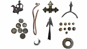 Fotografia mostrando alguns dos artefatos recém-descobertos - Divulgação/ Marek Florek