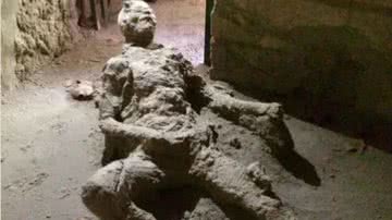 Imagem ilustra homem petrificado em posição infame - Divulgação / Instagram / Pompeii - Parco Archeologico