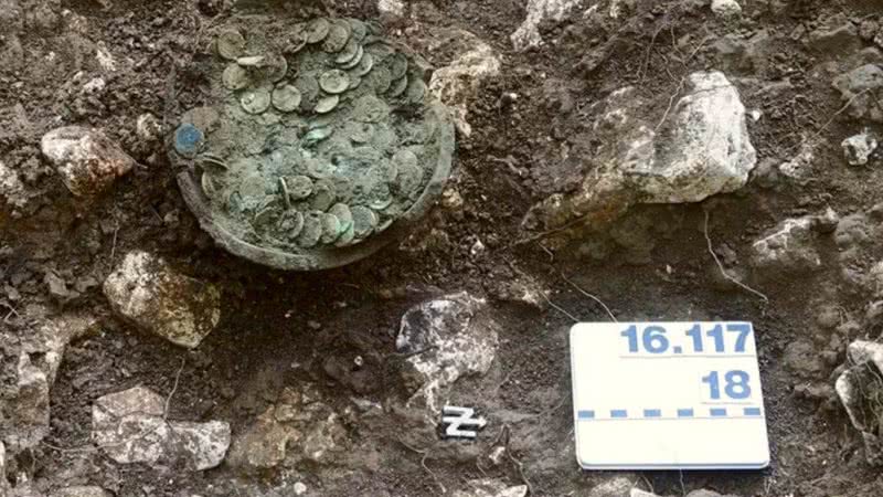 Imagem do pote repleto de moedas - Archaeologie Baselland