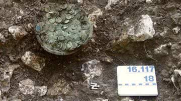 Imagem do pote repleto de moedas - Archaeologie Baselland