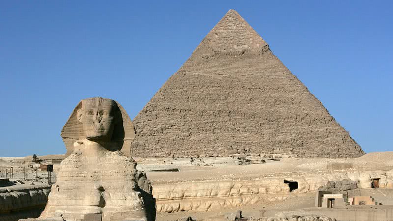 A Pirâmide de Quéops, junto da famosa Esfinge de Gizé - Marco Di Lauro/Getty Images
