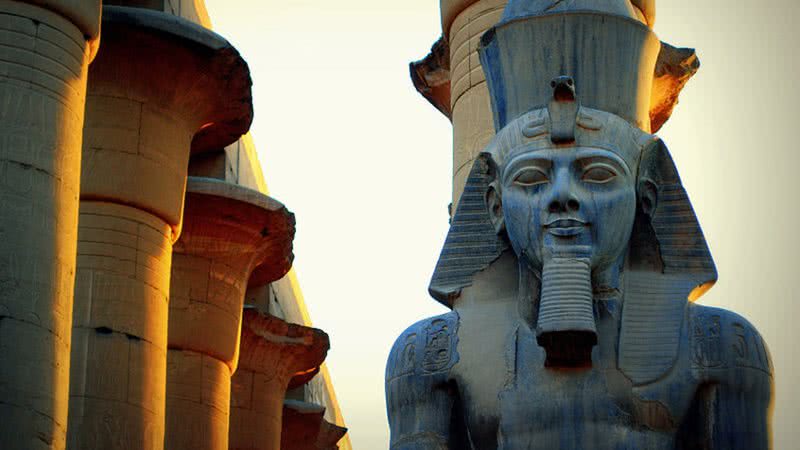 Estátua de Ramsés II no Templo de Luxor, no Egito - Foto por Mohammed Moussa pelo Wikimedia Commons
