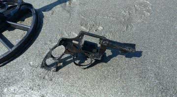Arma encontrada por professor em praia santista - Arquivo pessoal/Eduardo Henrique Gomes