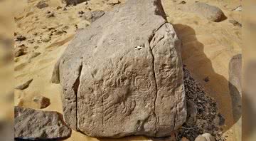 Fotografia da rocha encontrada com hieróglifos - Ludwig Morenz / Universität Bonn