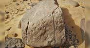 Fotografia da rocha encontrada com hieróglifos - Ludwig Morenz / Universität Bonn