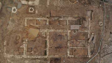 Imagem aérea do complexo de escavações na França que revelou antigo centro de artesanatos - Divulgação/Inrap/Frédéric Audouit