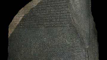 Pedra de Roseta, importante inscrição que descreve batalha do passado entre gregos e egípcios - Foto por Hans Hillewaert pelo Wikimedia Commons
