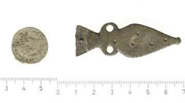 Foto da moeda e do pedaço de cinto que foram encontrados perto das ruínas da torre de vigia - Divulgação/Amt für Archäologie Thurgau