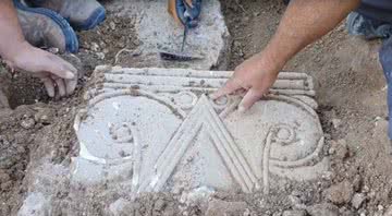 Pesquisadores analisam parte da estrutura na escavação - Autoridade de Antiguidades de Israel