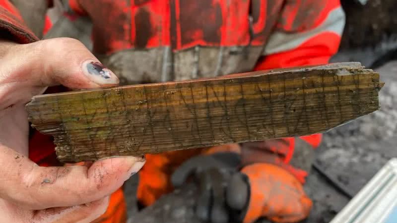 Bastão de madeira analisado pelos arqueólogos