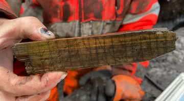 Bastão de madeira analisado pelos arqueólogos - Divulgação/Tone Bergland, NIKU