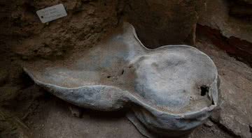 Fotografia do sarcófago de chumbo - Divulgação/ Ministério da Cultura da França/ Denis Gliksman, Inrap / Rndp