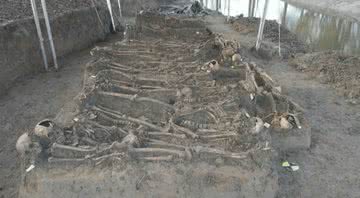 Vala coletiva com esqueletos de soldados britânicos na Holanda - Divulgação/Ton van Es