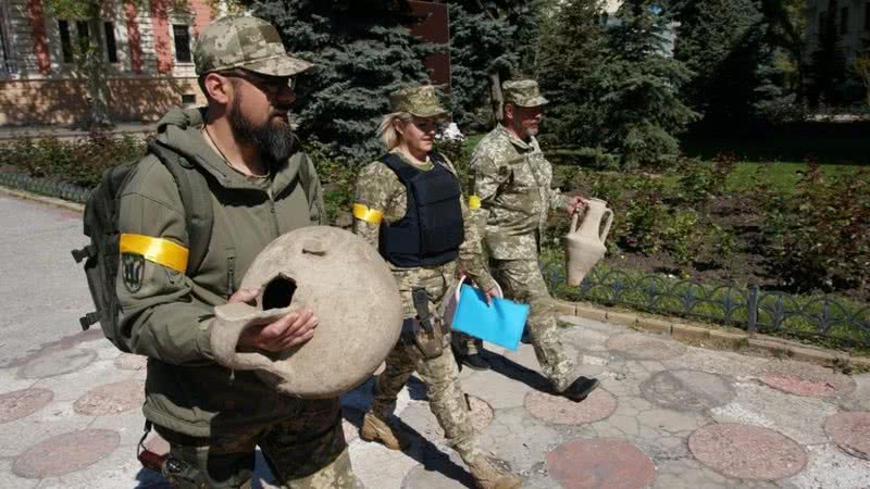 Soldados com ânforas encontradas em Odessa, Ucrânia - Divulgação/126ª Defesa Territorial da Ucrânia