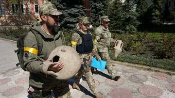 Soldados com ânforas encontradas em Odessa, Ucrânia - Divulgação/126ª Defesa Territorial da Ucrânia