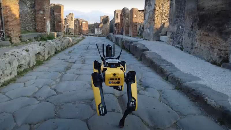 Trecho de vídeo mostrando robô andando pela cidade histórica