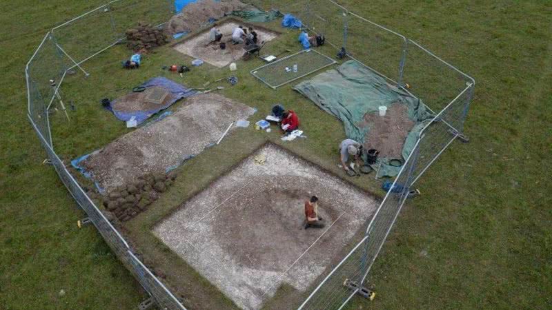 Um dos poços descobertos ao redor do Stonehenge, no Reino Unido