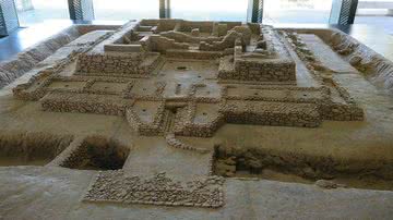 Fotogafia de maquete reconstruindo o sítio arqueológico tartesso de Cancho Roano - Wikimedia Commons