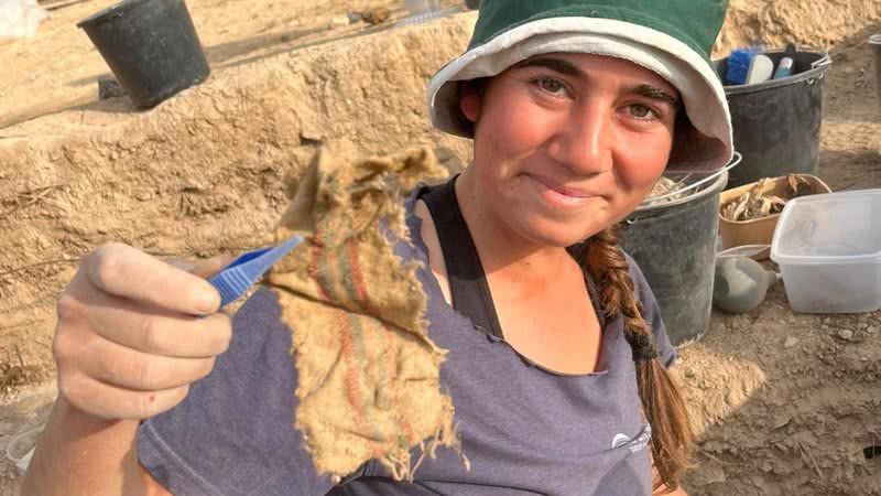 Registro de pesquisadora com pedaço de tecido descoberto - Reprodução/Facebook/Israel Antiquities Authority