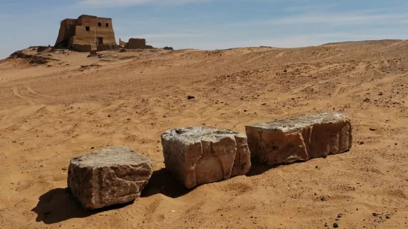 Blocos do templo antigo do Sudão que contém inscrições hieroglíficas - Divulgação/Dawid F. Wieczorek-PCMA UW
