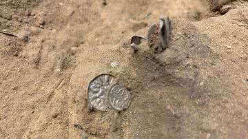 Algumas das moedas e peças de prata vikings encontradas em fazenda na Dinamarca usando um detector de metal - Divulgação/Nordjyske Museer, Dinamarca