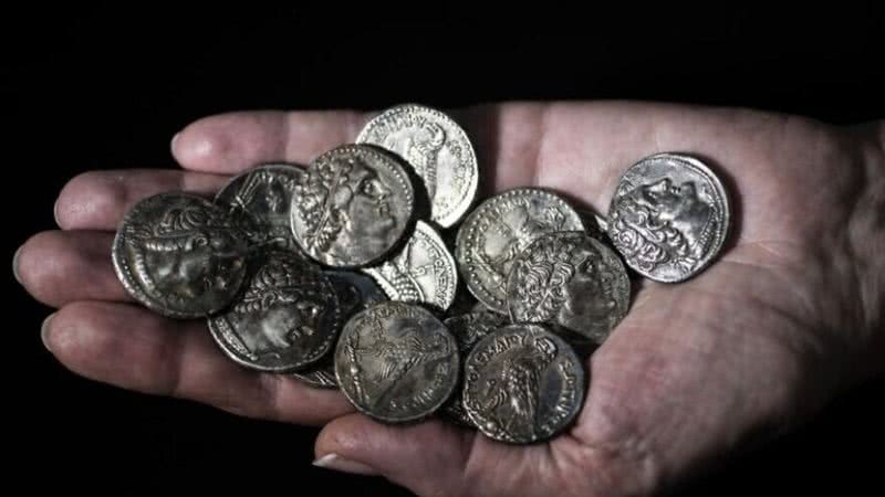 Fotografia de moedas de prata descobertas - Divulgação/ IAA