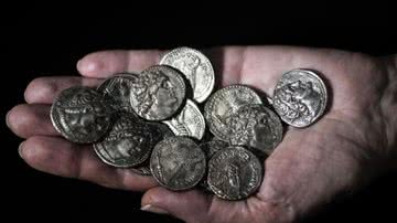 Fotografia de moedas de prata descobertas - Divulgação/ IAA