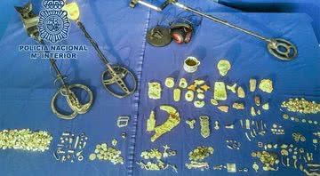 Os itens encontrados por autoridades e reunidos em uma mesa - Corpo Nacional de Polícia de Espanha