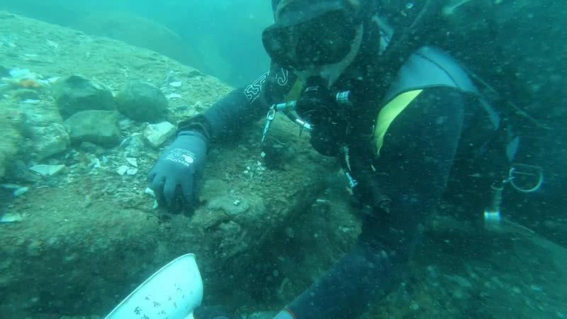 Mergulhador investiga naufrágio perto da Ilha de Pedra Branca, em Cingapura - Divulgação/Facebook/ISEAS - Yusof Ishak Institute