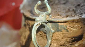 A tigela com adorno de cabeça de boi que pode ter revelado um antigo assentamento romano - Divulgação/Museu Nacional do País de Gales