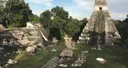 Cidade de Tikal, antigamente habitada pelos maias, localizada na atual Guatemala - Wikimedia commons