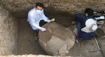 Arqueólogos estudando tumba no Irã - Divulgação