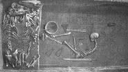 Túmulo com esqueleto feminino acompanhado de armas, item tipicamente presente em túmulos masculinos - Hedenstierna-Jonson et al./Physical Anthropology