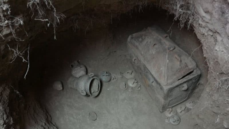 Túmulo com caixão e artefatos descobertos na Grécia - Divulgação/Eforato de Antiguidades de Lassithi