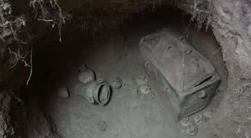 Túmulo com caixão e artefatos descobertos na Grécia - Divulgação/Eforato de Antiguidades de Lassithi